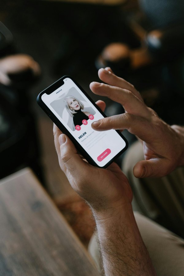 Rencontre sénior : découvrez les plateformes idéales pour vous